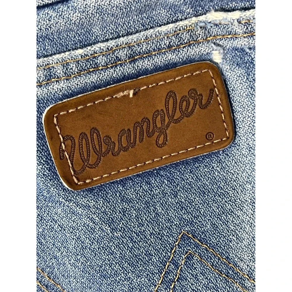 Wrangler 31x32 Relaxed Fit Jeans Medium Wash Distressed Denim Mens
